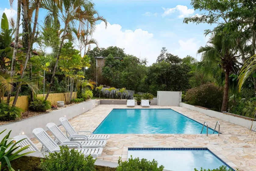 Swimming pool, garden, gourmet area and wooded view - Image 1