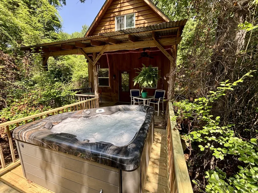 Secluded Lake Palestine Cabin with private Hot Tub and Fire Pit - Image 1
