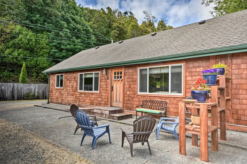 Gold Beach Apartment w/ Activities - 2 Mi to Ocean - Image 1