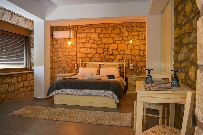 Coastal Stone Hideaway with Stunning Scenery - Image 1