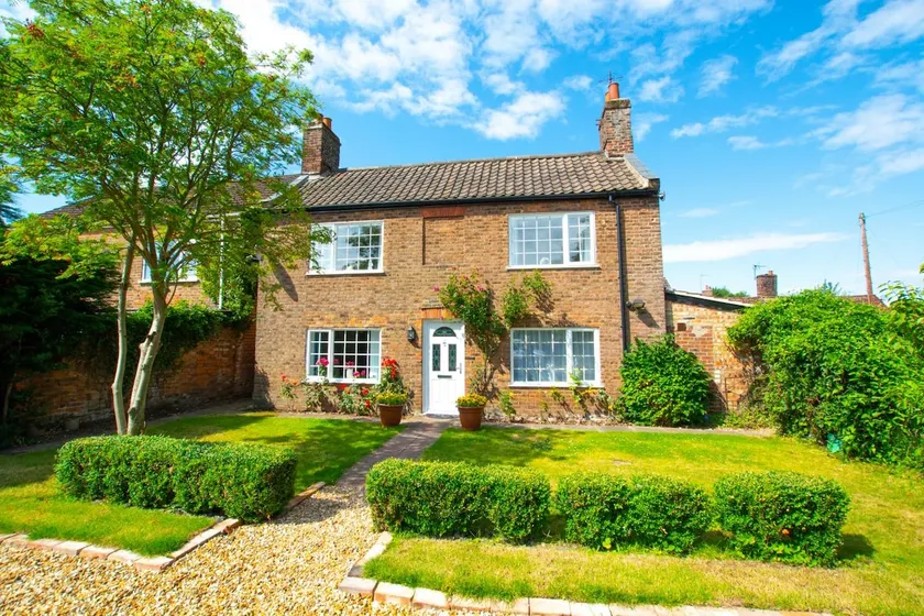 4 Bed in Wiggenhall St. Germans oc-2011 - Image 1