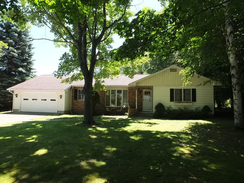 The Maple Cottage - Walk to Beach & Lake Michigan - Image 1