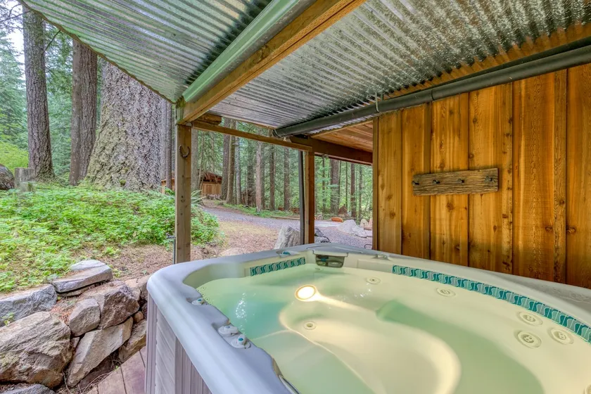 Mt Hood lodge in Forest Setting with Firepit & NEW Private Hot Tub - Image 1