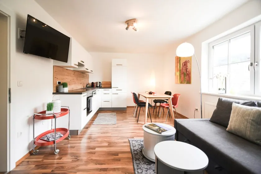 Modern 2-bedroom city apartment - Image 1
