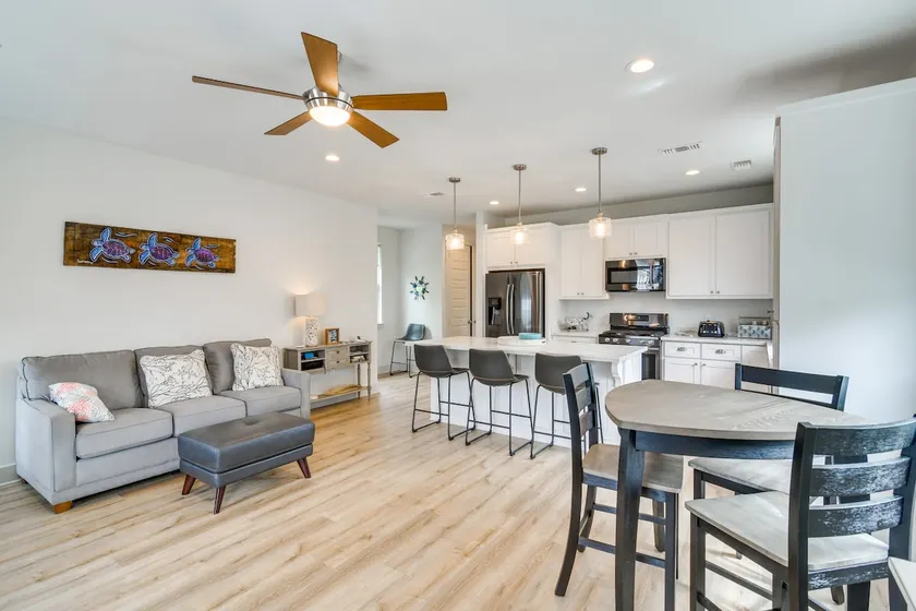 NOUVEAU! Modern Waveland Home 5 pâtés de maisons à S Beach Blvd - Image 1