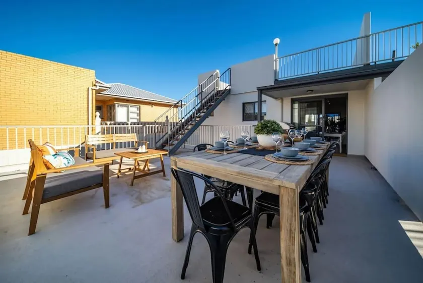 Higher Ground on Seaview - Rooftop Coastal Escape - Image 1