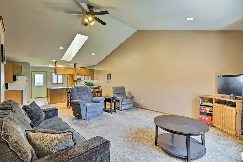 Elwood Townhome w/ Patio - 7 Mi to Johnson Lake - Image 1