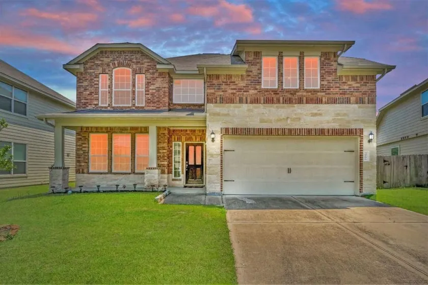 Beautiful curb appeal with modern interior. - Image 1