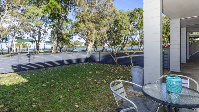 Charme e conforto nesta unidade piso térreo com vista para a água! Welsby Pde, Bongaree - Image 1