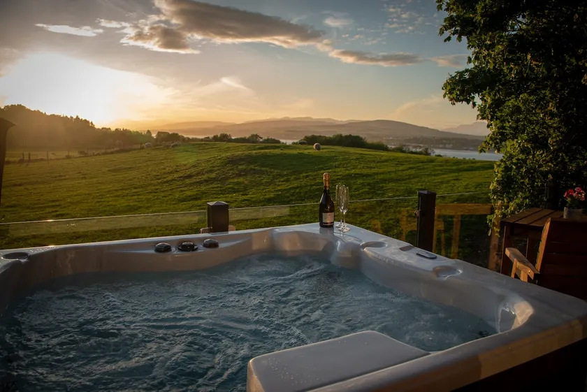Super King Lodge-Sleeps 2-HotTub-Sea View - Image 1