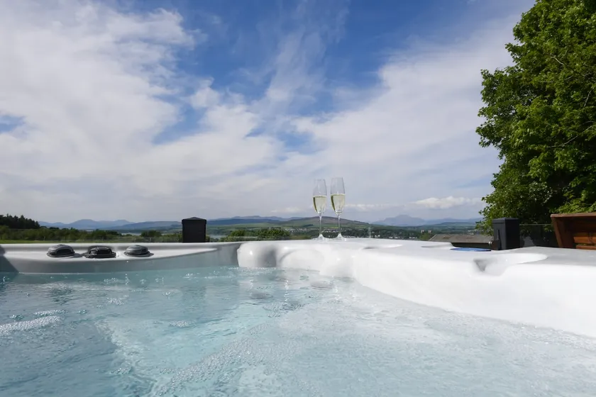 Super King Lodge-Sleeps 2-HotTub-Sea View - Image 1