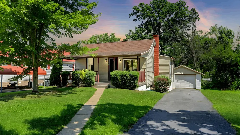 ★ Espacio cómodo con patio Fencd ★ 15 minutos a Harrisburg 30 a Carlisle | 2BR W / AC - Image 1