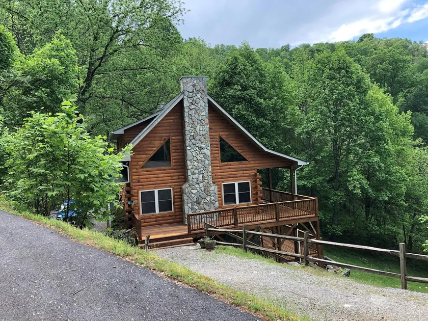4 BR 3 BA Luksus Log Super Views, Hot Tub, Easy Paved Access, WIFI, GameRoom - Image 1