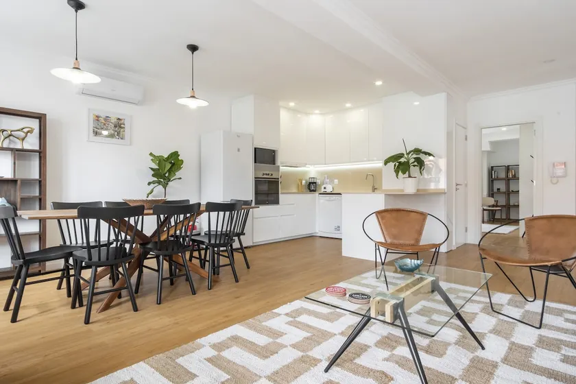 Modern 4BR Lisbon Gem | 2 En-Suites & Elevator - Image 1