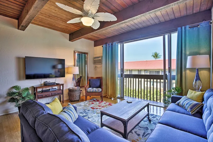 Kona Condo w/ View, Walk to Beach & Restaurants - Image 1