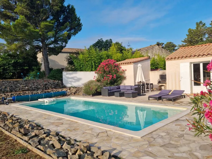 Spacious villa with heated pool and EV charger - Image 1