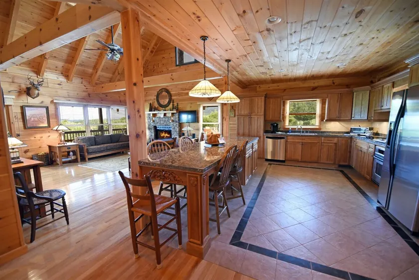 Luxury 3 Bedroom Cabin ,Hot Tub, Pool Table & View - Image 1