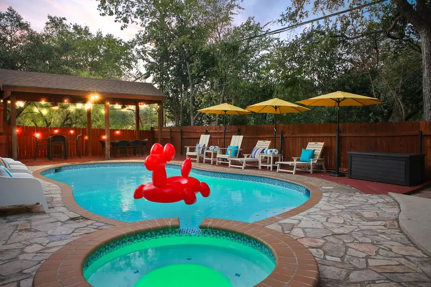 Modern Luxury 5BR — Pool, Game Room, Prime loc - Image 1