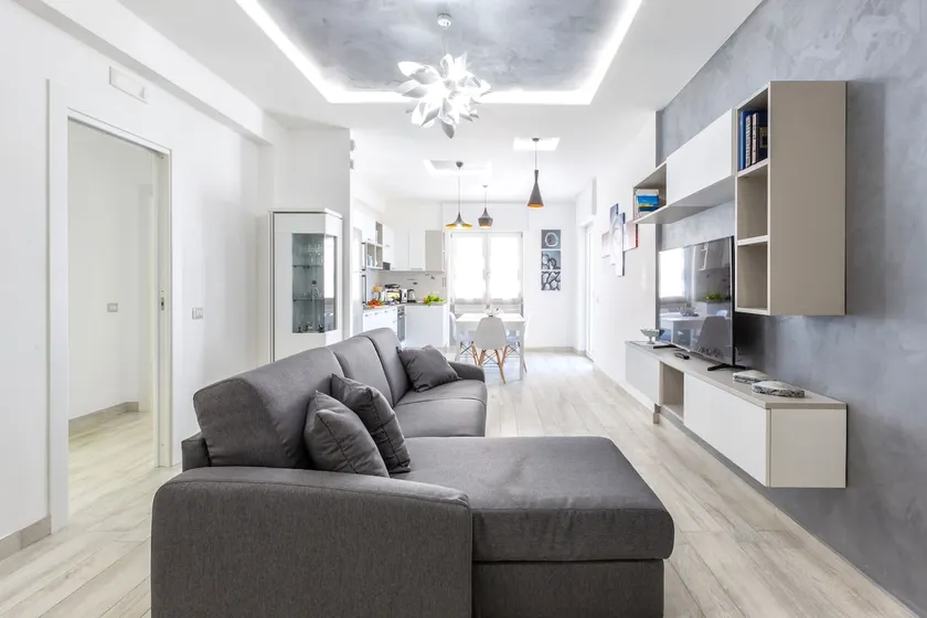 Neue & stilvolle Zwei-Zimmer-Wohnung mit Balkonen - Image 1