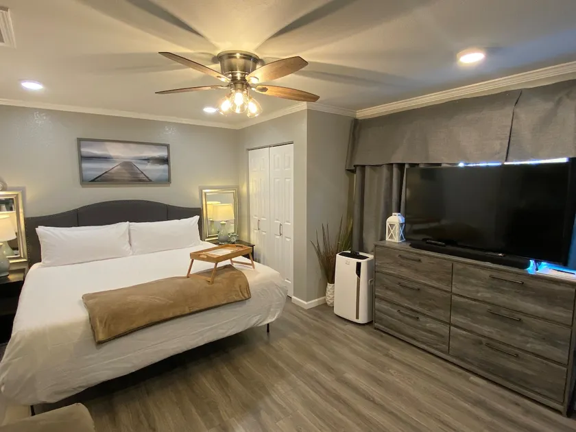 Luxury Waterfront KING Studio w/Hot Tub - Image 1