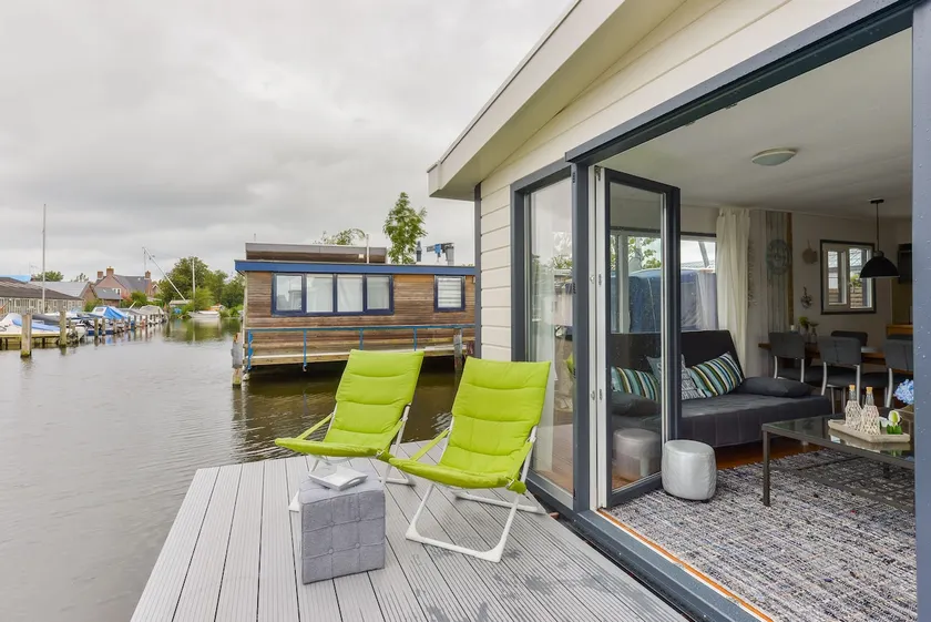 Bright and Comfortable Houseboat - Image 1
