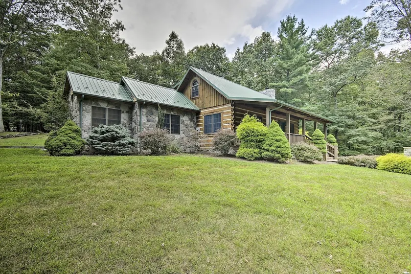 Creekside Berkeley Springs Cabin on 35 Acres! - Image 1