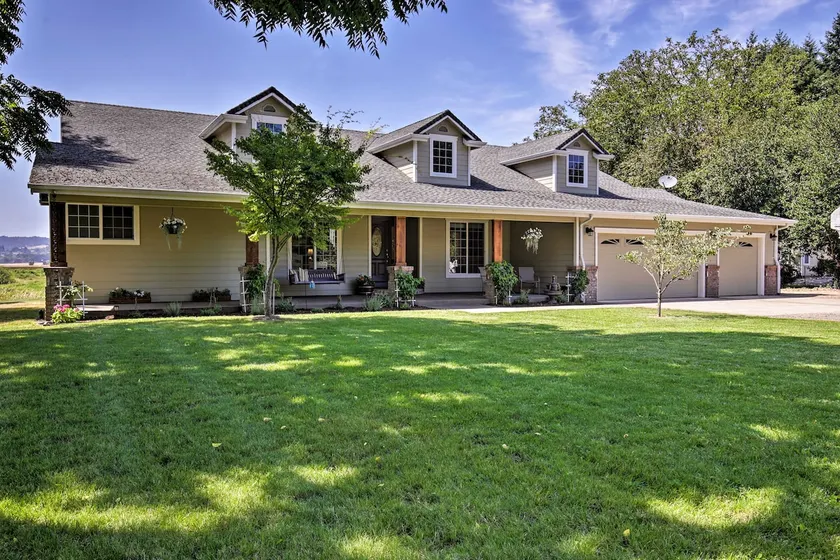 McMinnville Wine Country Home w/ Hot Tub + Deck - Image 1