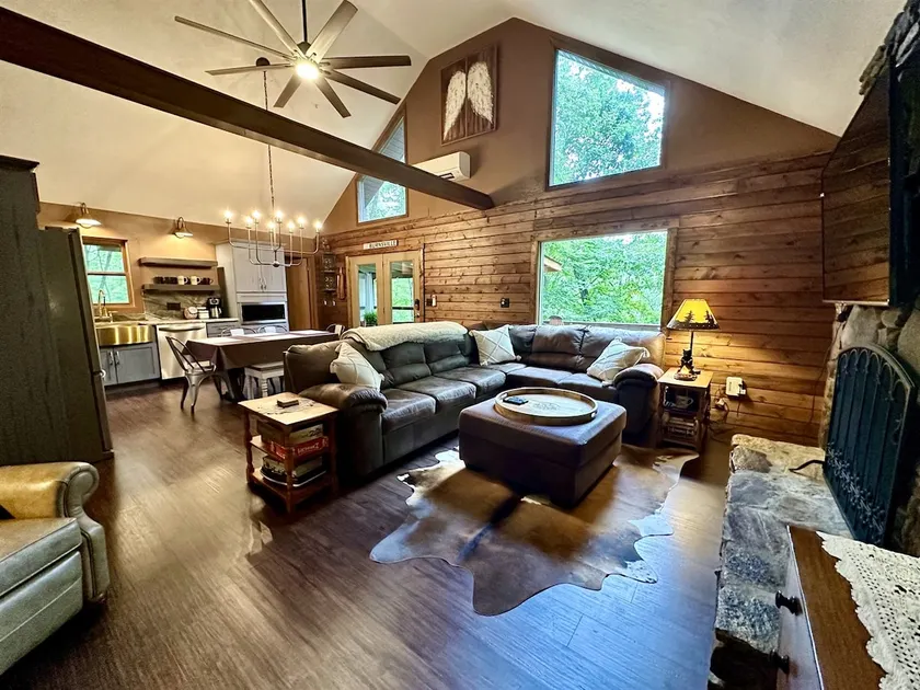 Cozy cabin- short and midterm rentals welcome! - Image 1