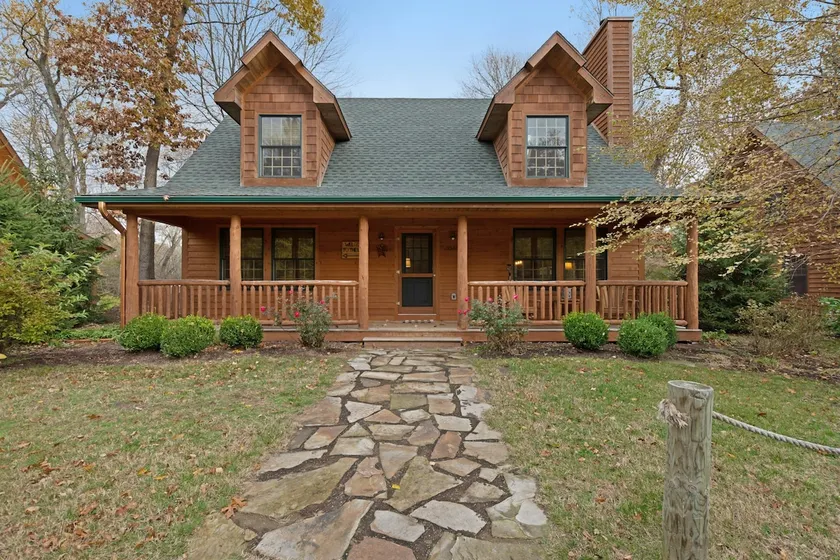 Lakeside Log Cabin: Private Hot Tub Retreat - Image 1