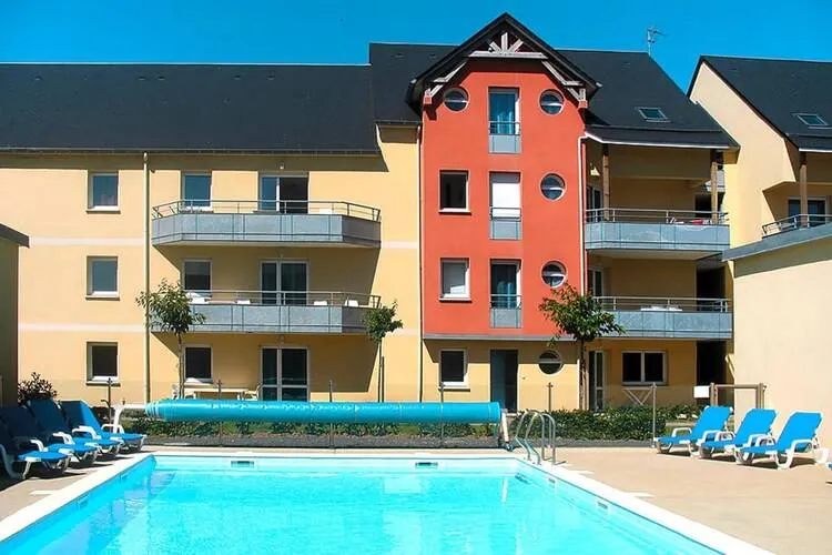 Apartment with terrace, garden & pool - Image 1
