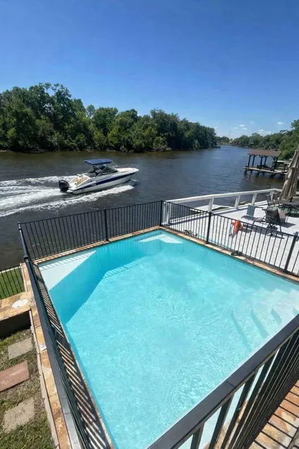 Holiday home with pool - Image 1