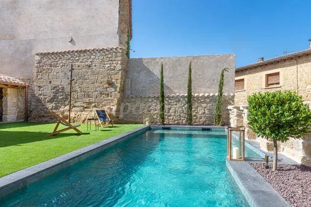 Cottage avec barbecue, piscine et jardin | Vue ville - Image 1