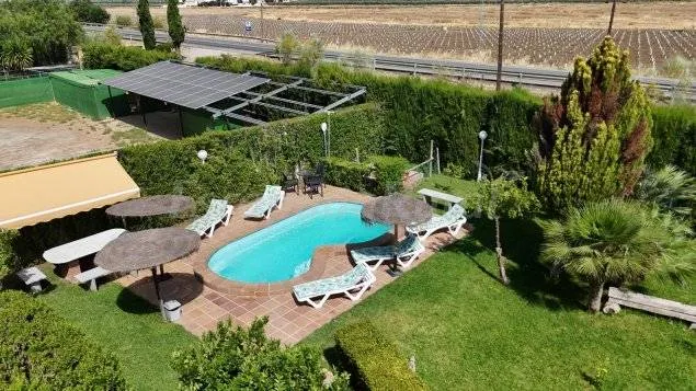 Cottage with barbecue, garden & pool | Golf view - Image 1