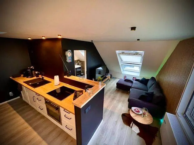 Hochwertig eingerichtete Dachgeschoss Wohnung komplett frisch saniert. Alles Neu bis zum kleinen Löffel … - Image 1