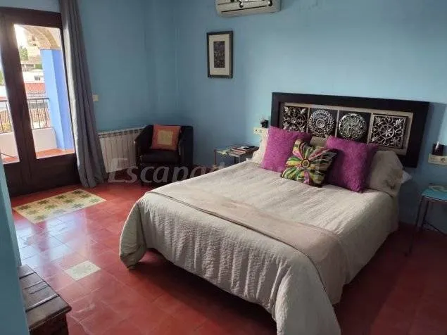 Lovely cottage with pool & terrace | City view | Pets allowed - Image 1