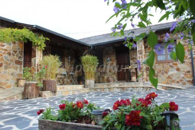 Wonderful cottage with garden, barbecue & pool | River view | Dogs allowed - Image 1