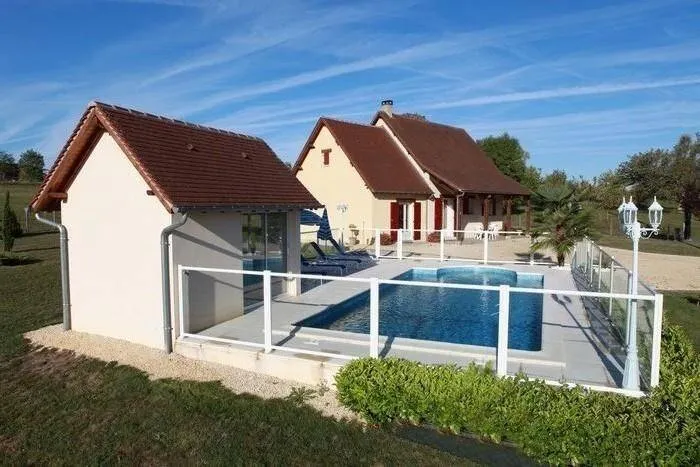 Holiday home with barbeque, private pool & garden | Pool view - Image 1