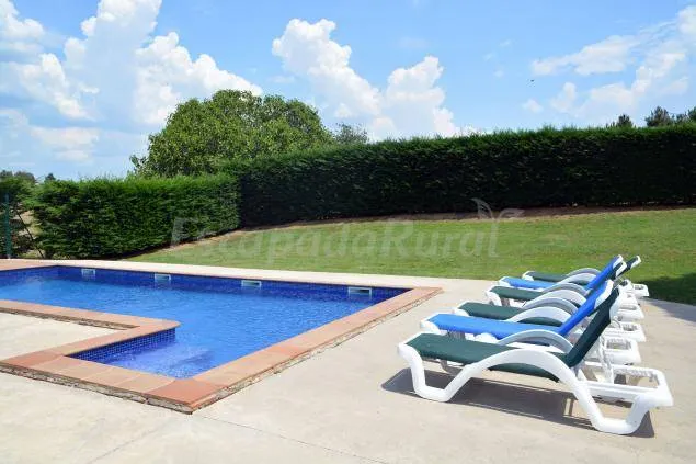 Cottage with garden, pool & barbeque | River view - Image 1
