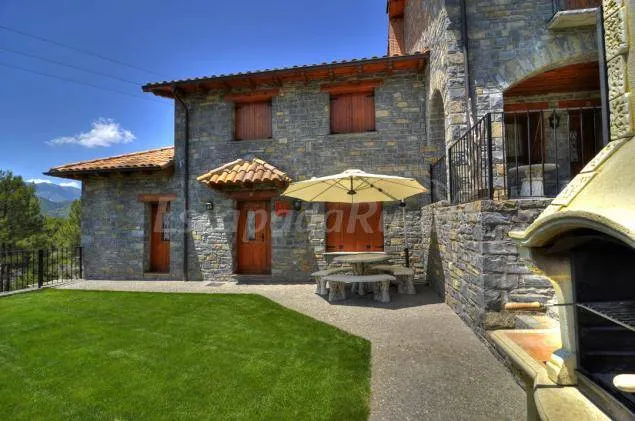 Cottage with terrace, barbeque & hot tub | Nature view | Pets are welcome - Image 1