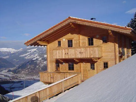 Spacious holiday home with BBQ, garden & terrace - Image 1