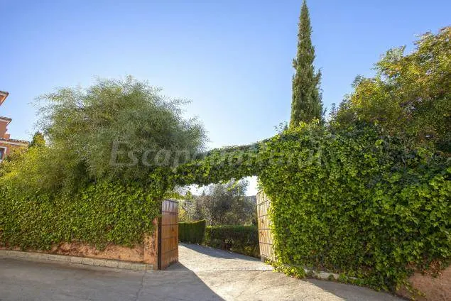 Cottage with garden, barbeque & pool | Garden view - Image 1