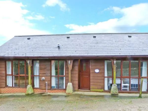 Family-oriented cottage with garden - Image 1