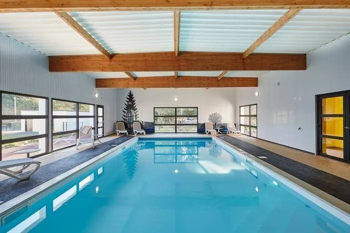 Ferienhaus mit Garten und Pool - Image 1
