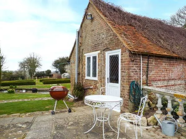 Family-oriented cottage with barbecue & garden - Image 1