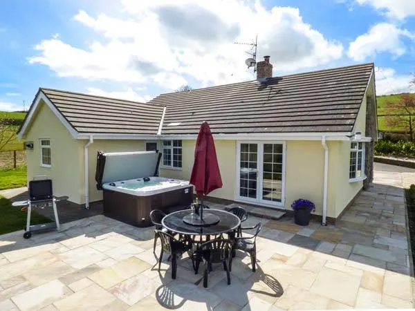 Family-friendly nice cottage with garden & hot tub - Image 1