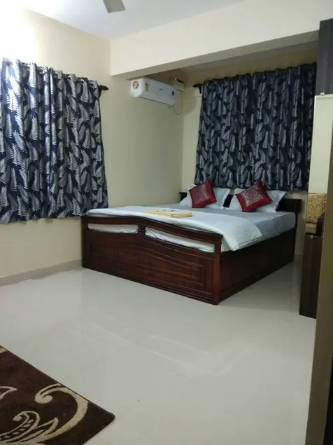 Habitación en casa de familia con jardín - Image 1
