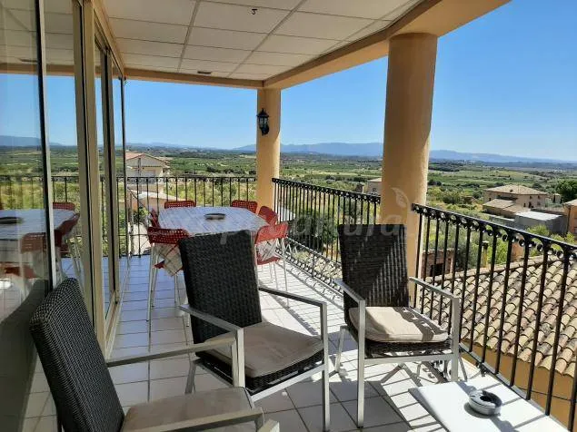 Family-friendly cottage with terrace, garden & barbecue | City view | Pet-friendly - Image 1