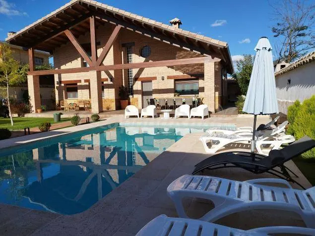 Landhaus mit Garten, Pool und Terrasse | Gartenblick - Image 1