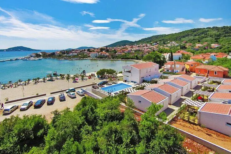 Flat with garden, pool & terrace - Image 1