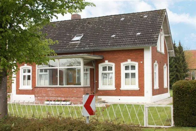 Holiday home with garden, terrace & barbeque - Image 1
